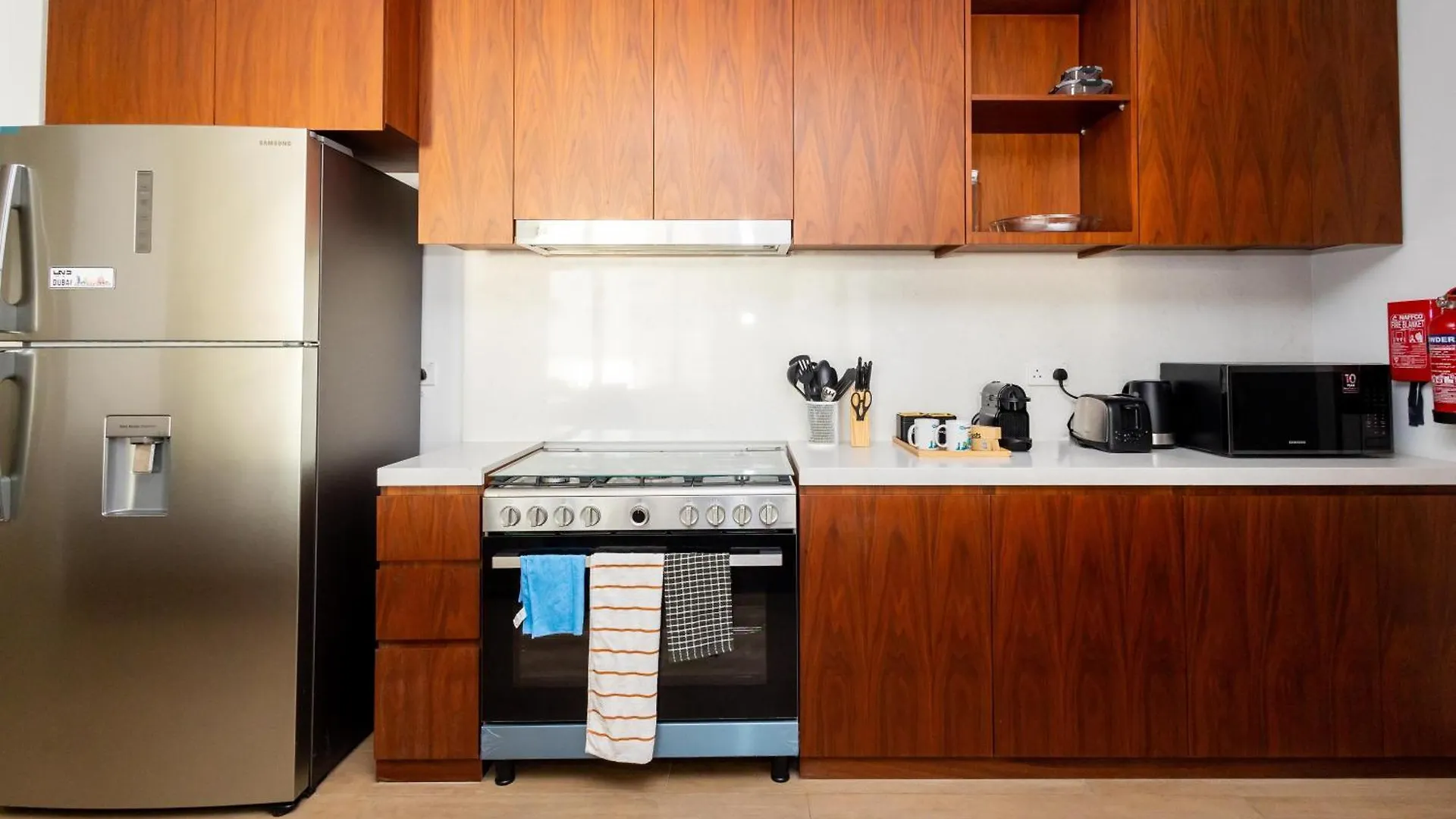 Apartment Higuests Experience Coastal Elegance At La Rive 2 In La Mer Dubai United Arab Emirates