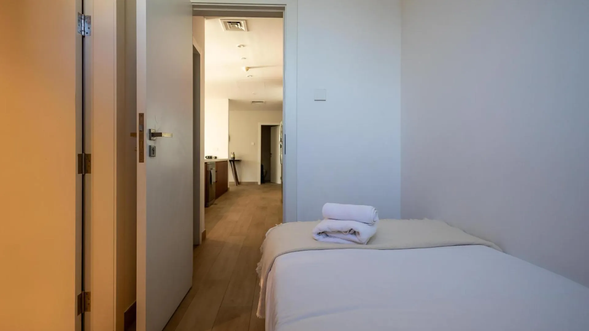 Apartment Higuests Experience Coastal Elegance At La Rive 2 In La Mer Dubai