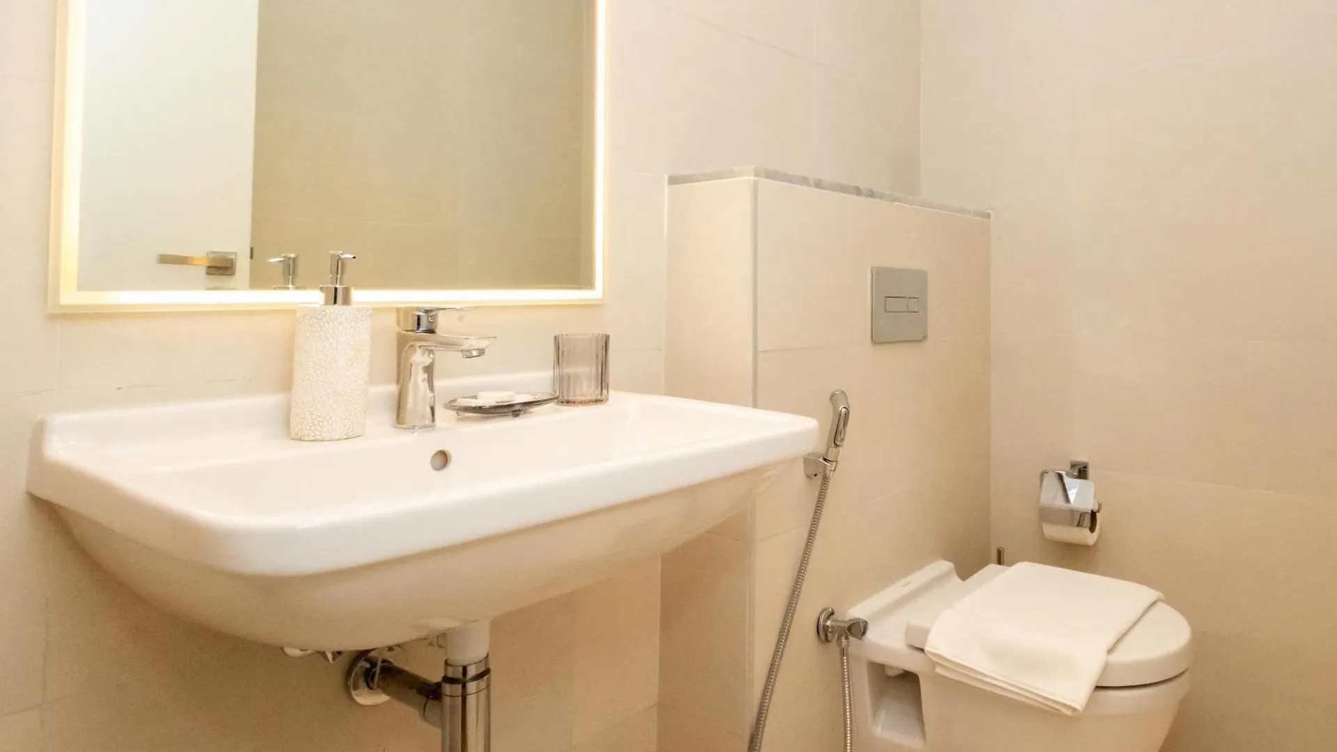Apartment Higuests Experience Coastal Elegance At La Rive 2 In La Mer Dubai
